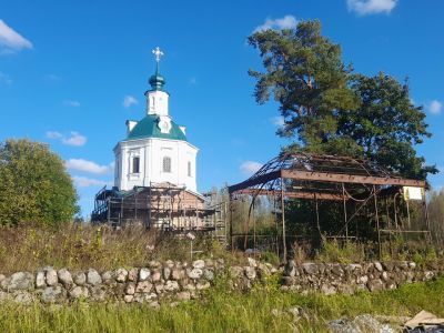 Склеп с металлической сенью