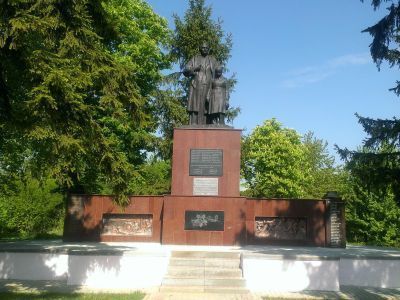 Братская могила советских воинов, погибших в боях с фашистскими захватчиками в 1943 году. Захоронено 18 человек, имена не установлены. Скульптура: Скорбящая мать и мальчик