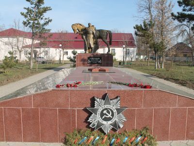 Братская могила красноармейцев, погибших в годы гражданской войны, партизан и мирных жителей, погибших в годы Великой Отечественной войны