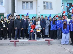 В Якутске чествовали ветерана Великой Отечественной войны в рамках акции «Поём двором»
