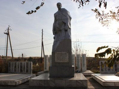 Братская могила советских воинов, погибших в период Сталинградской битвы