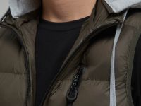 Утепленный жилет со съемным капюшоном