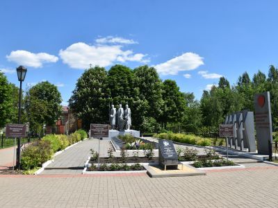 Братская могила советских воинов, погибших в боях с фашистскими захватчиками в 1943 году. Захоронено 640 человек, установлены имена 31 человека. Обелиск