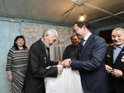 Глава Якутии в Оленекском улусе навестил ветерана тыла и труда Николая Николаева