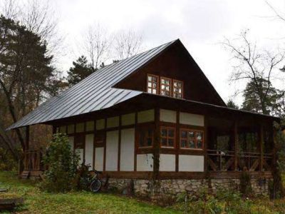 Избушка в саду