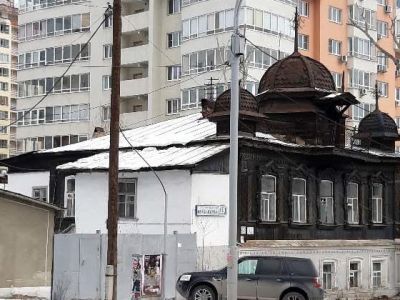 Жилой дом с башенками и деревянной резьбой