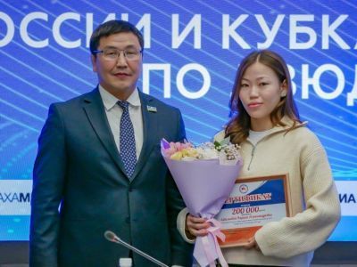 Минспорт Якутии наградил дзюдоистку Карину Ефимову за успешное выступление на чемпионате России