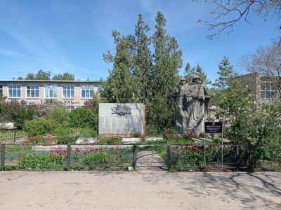 Братская могила участников гражданской войны и советских воинов, погибших в период Сталинградской битвы