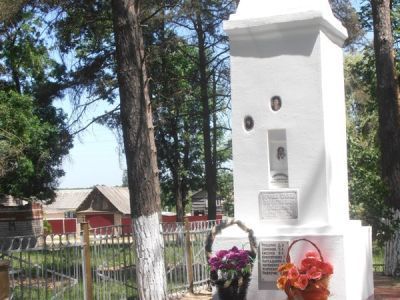 Братская могила воинов, погибших в годы гражданской и Великой Отечественной войн