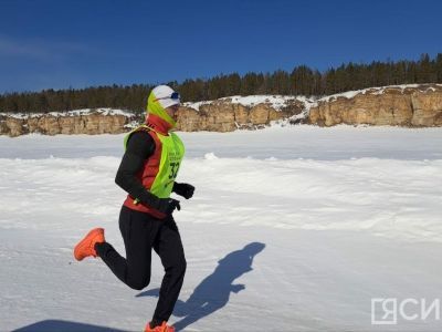 Чемпиону ледового забега на Ленских столбах Леониду Зыкову подарили жеребёнка