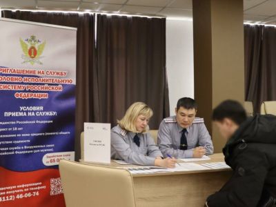 Сотрудники УФСИН представили вакансии на ярмарке для участников СВО в Якутске