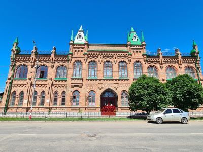 Дом, в котором в 1919 г. находились штабы Южной группы Восточного фронта под командованием Фрунзе Михаила Васильевича, 24 Симбирской стрелковой дивизии под командованием Гая Дмитриевича Гая (Бжишкяна)