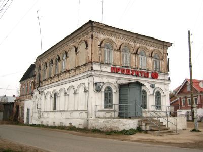 Дом купца М.П.Кузнецова с кирпичными воротами с коваными створами