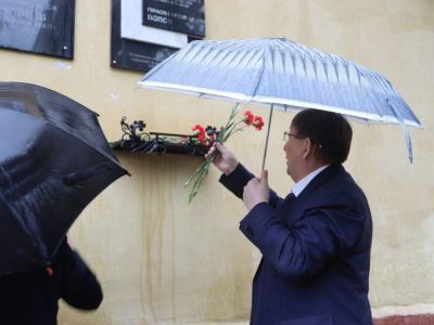 В Якутске возложили цветы к мемориальной доске первого министра культуры ЯАССР Герасима Попова