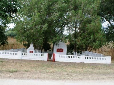 Братская могила советских воинов и могила старшего сержанта И.С.Литвинова