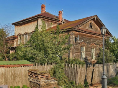 Жилой деревянный дом с мезонином