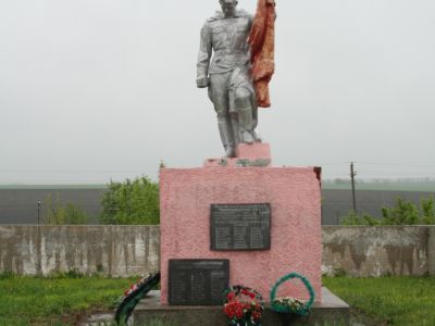 Братская могила советских воинов, погибших в боях с фашистскими захватчиками