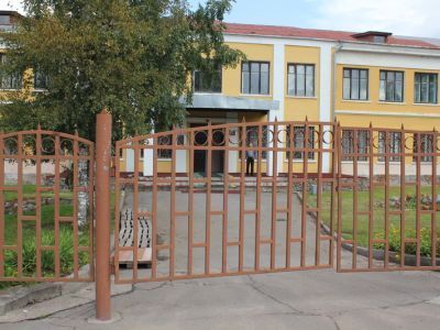 Здание. Здесь в 1936—1940 гг. училась активная участница Великой Отечественной войны, знаменитый снайпер Ленинградского фронта Зайцева П.И. На здании установлена памятная доска