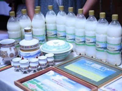 «Сохранение традиций»: кумыс местного производства презентовали на Ысыахе Туймаады