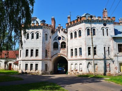 Фрагмент крепостной стены с западными воротами