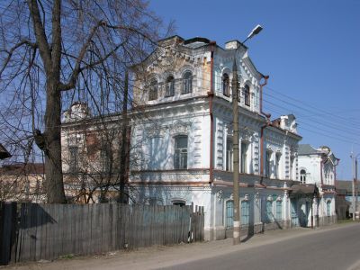 Главный дом с литым зонтом входа