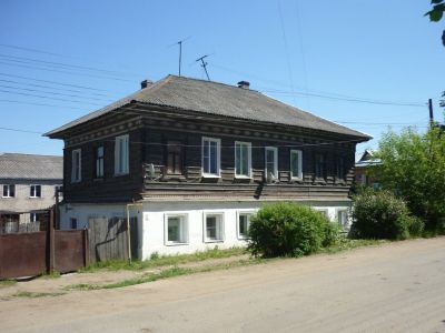 Жилой деревянный дом и ворота