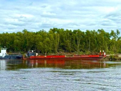Паромную переправу запустили на стройке Ленского моста в Якутии