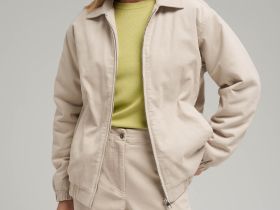 Легкий бомбер из вельвета с искусственным утеплителем