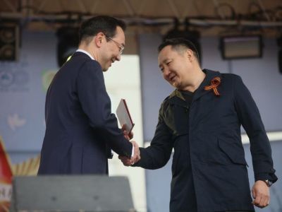 Глава Якутии передал Орден Красной Звезды внуку участника Великой Отечественной войны