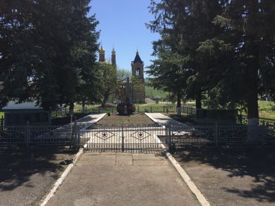 Братская могила красных партизан, погибших в годы гражданской войны и воинов Советской Армии, погибших в 1943 году при освобождении села