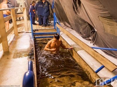 Как подготовить организм к купанию на Крещение и кому противопоказано окунание в прорубь