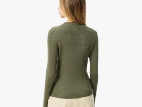 Женский свитер Lacoste классического кроя