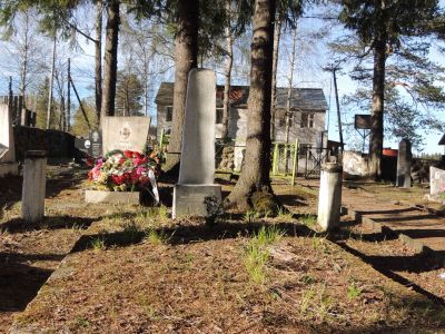 Могила В.Н.Воронова и Л.И.Овчинникова (1928 - 10 июля 1945 гг.), минеров