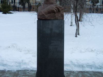 Памятник-бюст заслуженному деятелю искусств РСФСР, народному художнику Мордовской АССР Ф.В.Сычкову. Скульптор В.В.Александрова-Рославлева. Сооружен из гранита