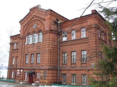 Здание, где в техническом училище в 1916-1918 гг. учился Герой Советского Союза Чкалов Валерий Павлович. Здесь в лесомеханическом техникуме учились Герои Советского Союза Чернов Василий Иванович в 1932-1936 гг. и Макаров Павел Алексеевич в 1937-1941 гг.