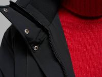 Утепленное пальто с капюшоном и воротником-стойкой