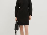 Платье с широкими рукавами