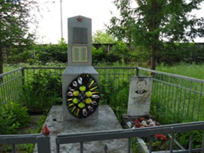 Братская могила советских воинов, где похоронен Смирнов Вячеслав Васильевич (1926 - 1943), Герой Советского Союза