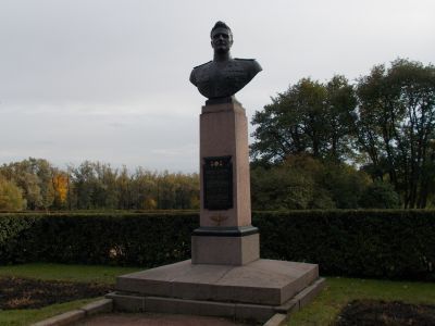 Памятник Ракову В.И., дважды Герою Советского Союза