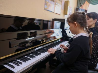 Крылья для творчества. «Эльгауголь» подарила инструменты школам музыки Нерюнгри