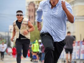 Сотни якутян в национальной одежде пробежали на марафоне Олонхо