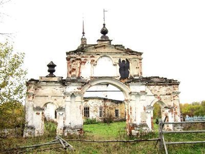 Ворота в ограде