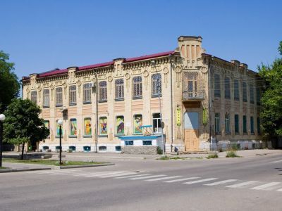 Здание гостиницы  "Лувр", в котором в 1918-1919 гг. находился штаб реввоенсовета XI Северо-Кавказской армии