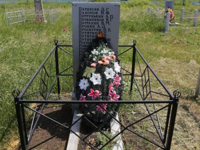 Братская могила советских воинов, погибших в боях с фашистскими захватчиками