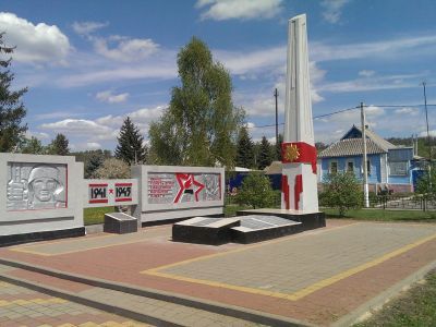 Братская могила советских воинов, погибших в боях с фашистскими захватчиками в 1943 году. Захоронено 34 человека, имена установлены. Скульптура советского воина