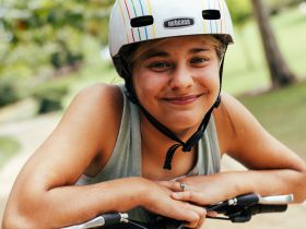 Nutcase Шлем защитный Nutcase Street Pinwheel, цвет Белый-Синий, ростовка S