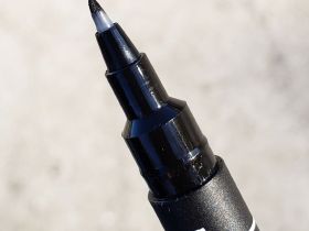 Линер UNI PIN brush 200 (S) кисть, темно-серый