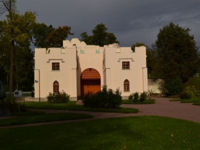 Ворота-руины у Белой башни