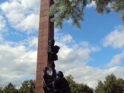 Памятник Героям Советского Союза А. Матросову и М. Губайдуллину