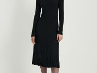 Вязаное платье приталенного силуэта